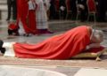 En viernes Santo, el Papa Francisco reza en el suelo