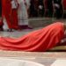 En viernes Santo, el Papa Francisco reza en el suelo