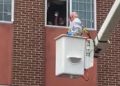 Abuelito usa una grúa para ver a su esposa aislada por Covid-19