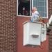 Abuelito usa una grúa para ver a su esposa aislada por Covid-19