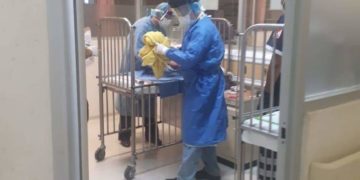 Abandonan a bebita; fue encontrada golpeada entre  los escombros que había en una camioneta