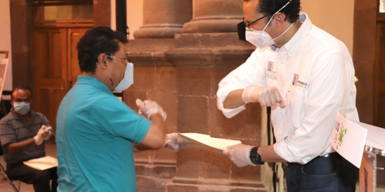 Alcalde entrega apoyos a boleros del Centro Histórico