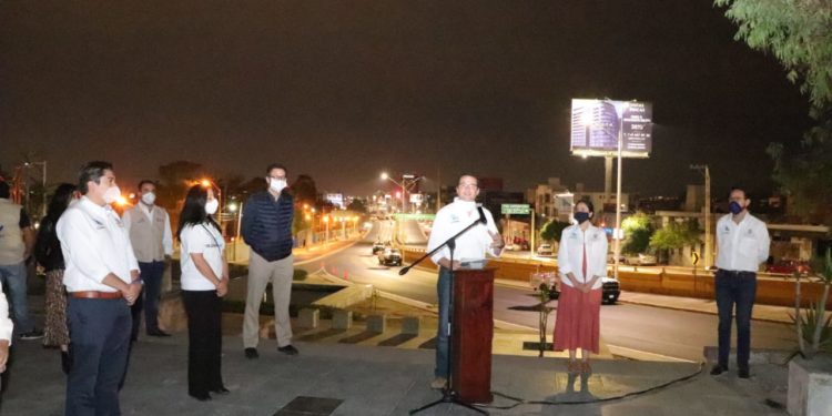 Alcalde enciende nueva iluminación de Av. Salvador Nava