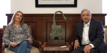 Festeja AMLO a niños con cuento de Tolstoi