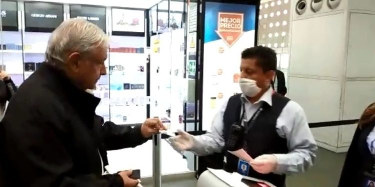 AMLO visita hospitales por coronavirus