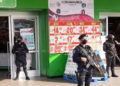 Hombre balea a policía por impedirle entrar a Aurrera sin cubrebocas