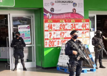 Hombre balea a policía por impedirle entrar a Aurrera sin cubrebocas