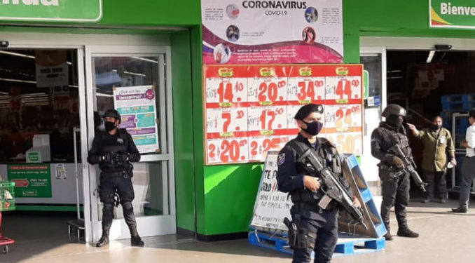 Hombre balea a policía por impedirle entrar a Aurrera sin cubrebocas