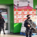 Hombre balea a policía por impedirle entrar a Aurrera sin cubrebocas