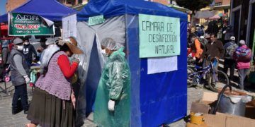 Bolivia crea cabina de desinfección a base de medicina ancestral