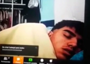 Maestro sorprende a alumno dormido en plena clase online