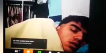 Maestro sorprende a alumno dormido en plena clase online