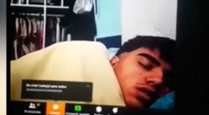 Maestro sorprende a alumno dormido en plena clase online