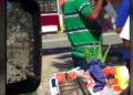 Vendedores le soplan a bolsas para empacar cubrebocas