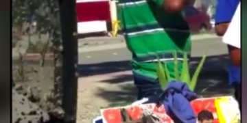Vendedores le soplan a bolsas para empacar cubrebocas