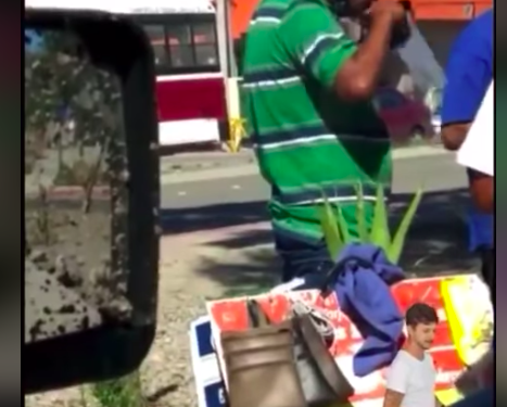 Vendedores le soplan a bolsas para empacar cubrebocas