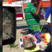 Vendedores le soplan a bolsas para empacar cubrebocas