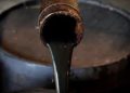 petróleo se eleva un 25% tras probable recorte de producción de Arabia Saudita y Rusia