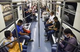 Mexicanos se niegan a usar cubrebocas en el Metro