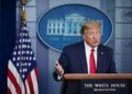 Trump firma decreto para limitar inmigración a EU por contingencia