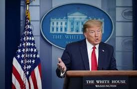 Trump firma decreto para limitar inmigración a EU por contingencia