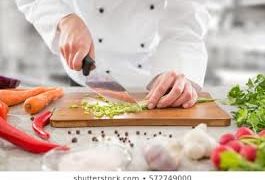 Es posible que la comida de un cocinero infectado se contagie de COVID-19