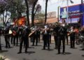 Mariachis llevan serenata a médicos del INER