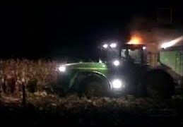 Mujer muere al caerle  un tractor encima
