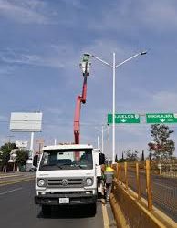 Arranca instalación de nuevas luminarias en Av. Salvador Nava