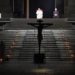 El papa preside el Vía Crucis en Plaza de San Pedro vacía y con 4 reos
