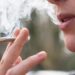 Fumar marihuana aumenta riesgo de complicaciones de Covid-19