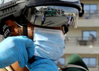 Policía en Dubái usa cascos inteligentes para detectar contagios potenciales
