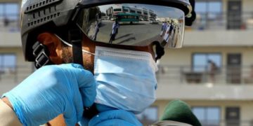Policía en Dubái usa cascos inteligentes para detectar contagios potenciales