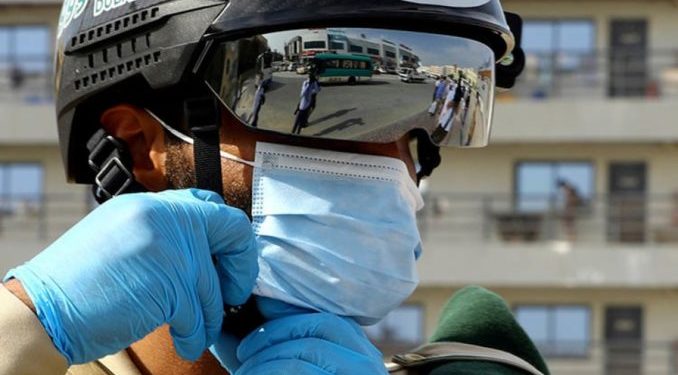 Policía en Dubái usa cascos inteligentes para detectar contagios potenciales
