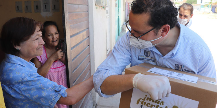Alcalde entrega apoyos del programa “Comida en casa, canasta básica”