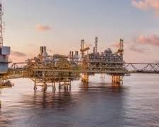 OPEP acuerda recortar a 9.7 millones de barriles de petróleo