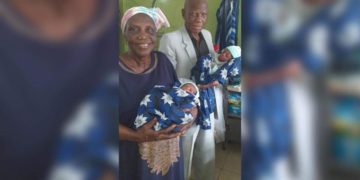 Increíble: Mujer de Nigeria tuvo gemelos a sus 68 años