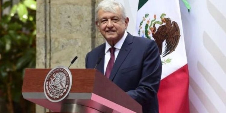AMLO dice que quienes critican su plan económico, quieren corrupción