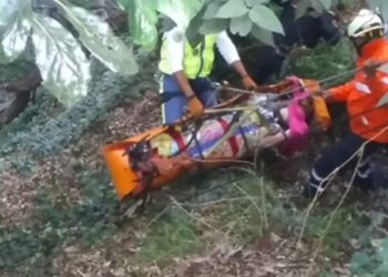 Rescatan a mujer embarazada que cayó a barranca en CDMX