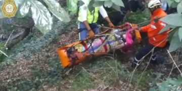 Rescatan a mujer embarazada que cayó a barranca en CDMX