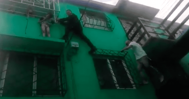 #Video Policías de CDMX salvan a niño de que caiga de un tercer nivel