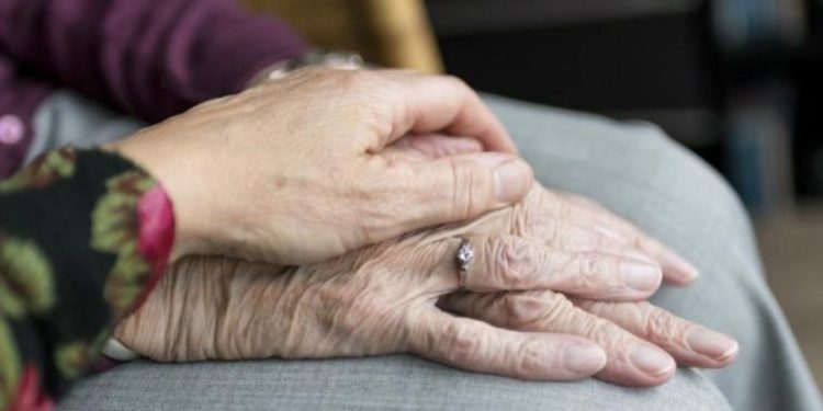 Pareja casada por 51 años, mueren por coronavirus