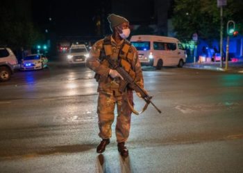Policía de Kenia mata a 6 personas por violar toque de queda por pandemia