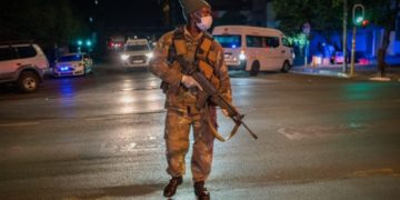 Policía de Kenia mata a 6 personas por violar toque de queda por pandemia