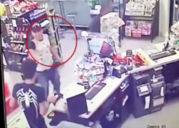 #Video Ladrón rocía ácido a sus víctimas para poder robar tiendas