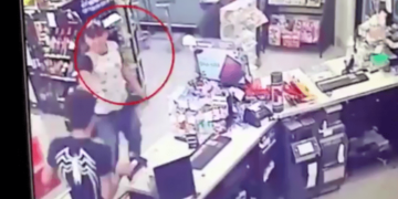 #Video Ladrón rocía ácido a sus víctimas para poder robar tiendas