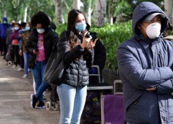 Filas de hambre por crisis del covid-19 inundan Madrid