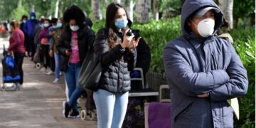 Filas de hambre por crisis del covid-19 inundan Madrid