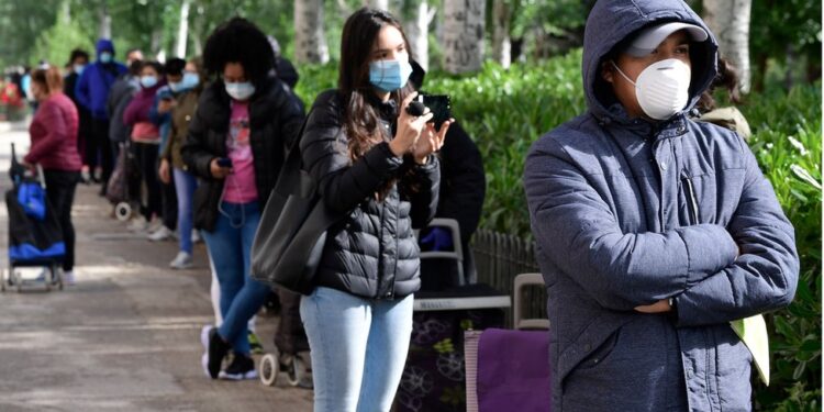 Filas de hambre por crisis del covid-19 inundan Madrid