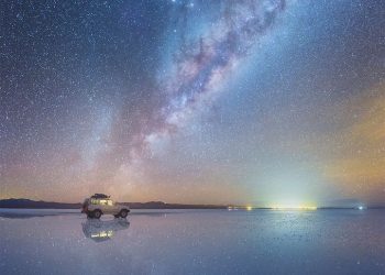 Fotógrafo capta imágenes de la Vía Láctea reflejada desde el salar de Uyuni en Bolivia
